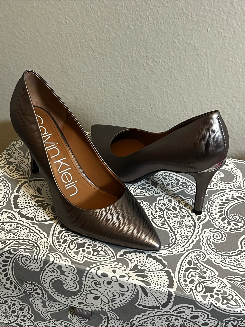 Calvin Klein Pointed-Toe Gayle Pump in Metallic Gray, size 8.5